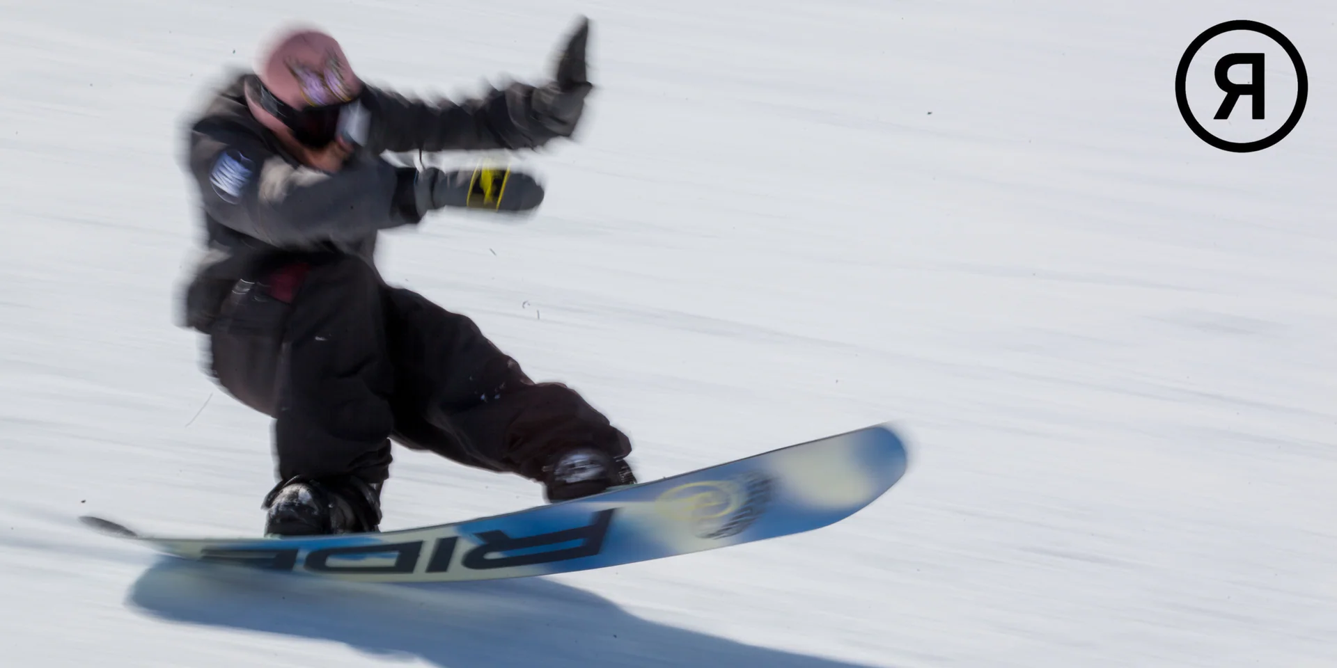 Campaña RIDE Snowboards: rider en la montaña nevada.