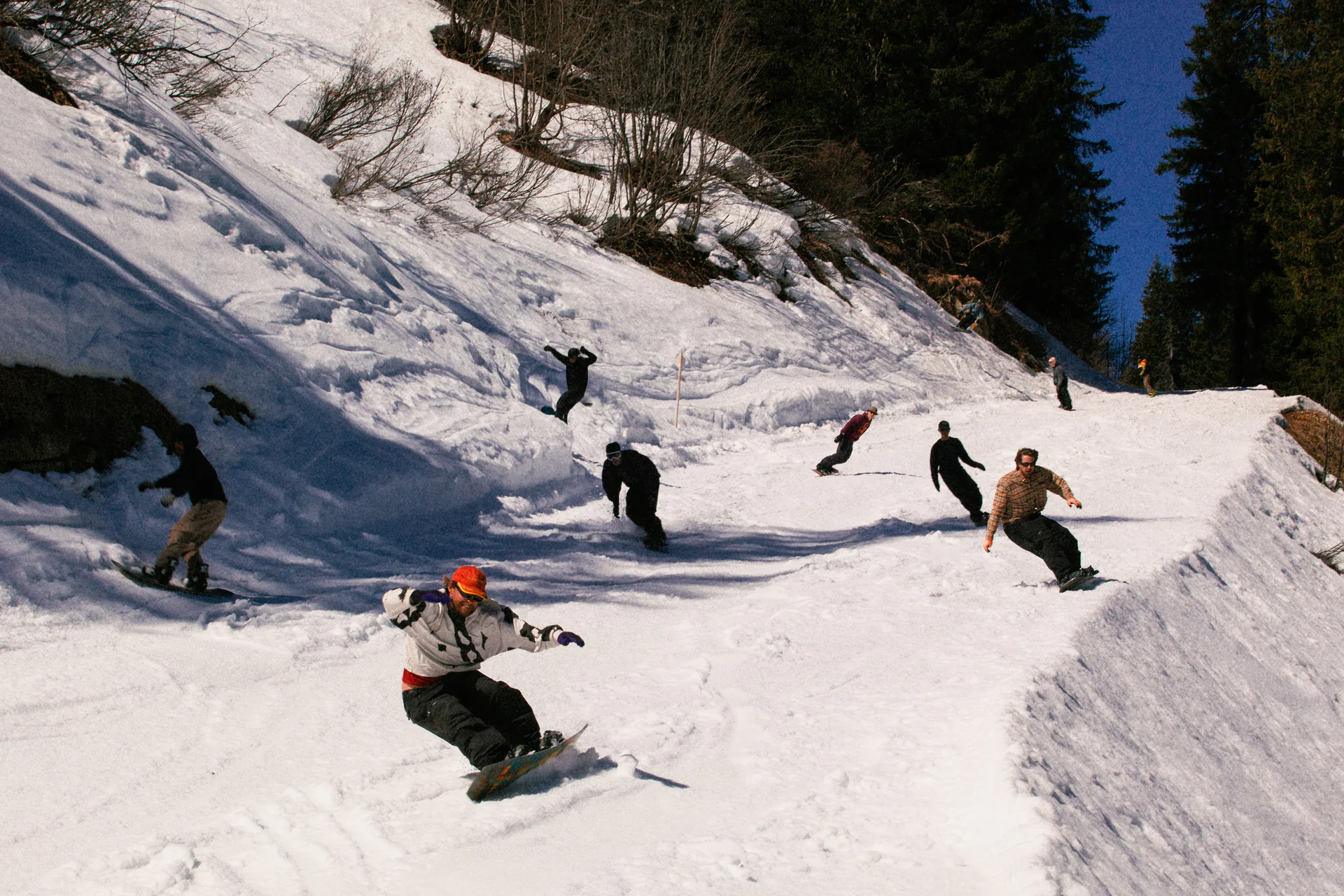 Imagen editorial de RIDE Snowboards en la nieve.