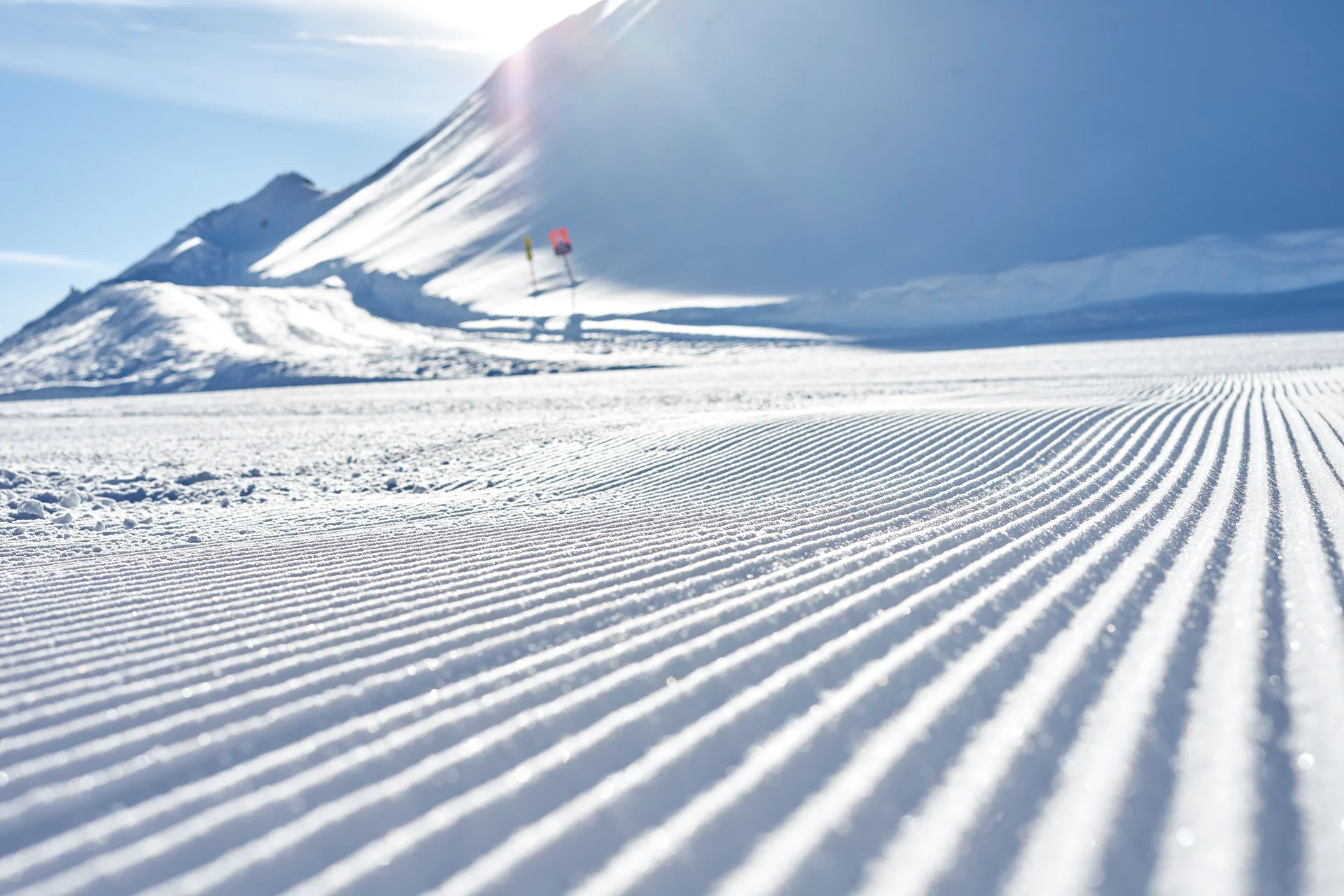 Pista pisada con textura de corduroy al amanecer.